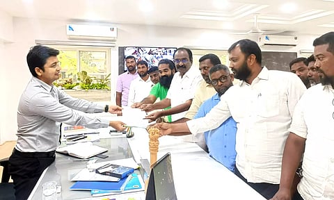 ஆத்துபாலத்திற்கு கீழ் செல்லும் சாலையில் மழைநீர் வடிகாலை சரிசெய்ய வேண்டும்