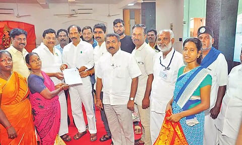 பயனாளிகளுக்கு வங்கிக் கடன் அனுமதிகடிதத்தை பா.ஜனதா மாநில தலைவர் சாமிநாதன் வழங்கிய காட்சி.