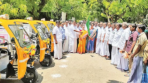 பேட்டரி வாகனங்களை மார்க்கண்டேயன் எம்.எல்.ஏ. கொடியசைத்து தொடங்கி வைத்த காட்சி.