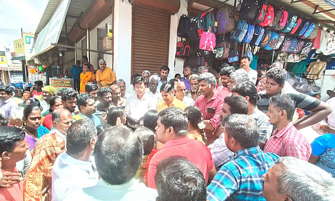 சூலூர் அருகே  குடிநீர் கேட்டு பொதுமக்கள் சாலைமறியல்
