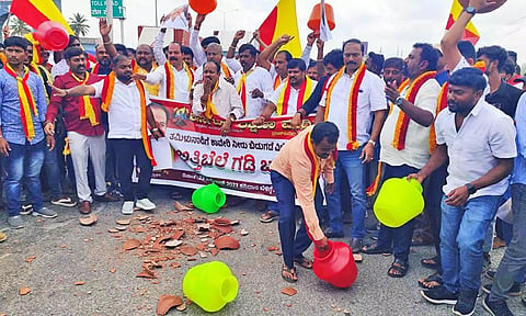 தமிழக-கர்நாடகா எல்லையில் இன்று 2-வது நாளாக கன்னட அமைப்பினர் போராட்டம்