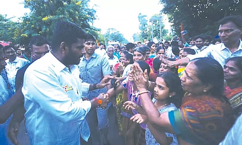 அண்ணாமலையை பெண்கள் திரண்டு நின்று வரவேற்றபோது எடுத்தப்படம்.