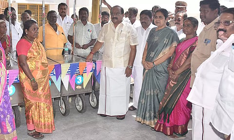 ஊராட்சிகளுக்கு குப்பை சேகர வாகனங்களை அமைச்சர் அர.சக்கரபாணி வழங்கினார். அருகில் கலெக்டர் பூங்கொடி மற்றும் பலர் உள்ளனர்.