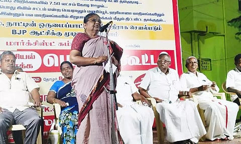 ஊழல் வழக்கில் சிக்கிய அ.தி.மு.க. முன்னாள்  அமைச்சர்கள் சுதந்திரமாக திரிகிறார்கள்- முன்னாள் எம்.எல்.ஏ. குற்றச்சாட்டு