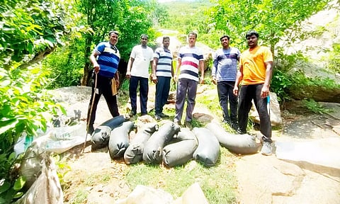 லாரி டியூப்பில் பதுக்கி வைத்திருந்த சாராயம் பறிமுதல்