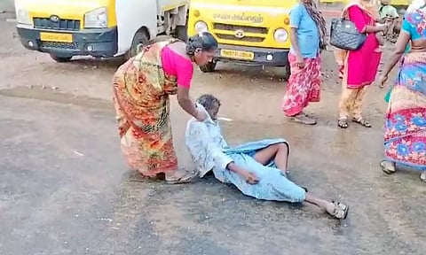 குடிபோதையில் இருந்த முதியவரை  படத்தில் காணலாம்.&nbsp;