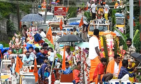 விநாயகர் சிலைகள் ஊர்வலமாக எடுத்து வரப்பட்டது.