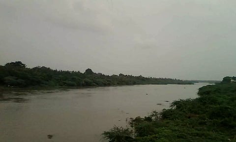 வேகவதி ஆற்றில் தூர்வாரும் பணி தொடங்கியது- பாலங்களை உடைக்காமல் நிரந்தர தீர்வு காண பொதுமக்கள் வலியுறுத்தல்