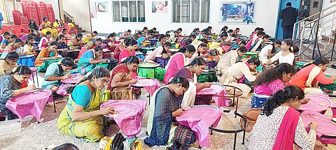 உலக சாதனை நிகழ்ச்சியில் கலந்து கொண்ட பெண்களை படத்தில் காணலாம்.
