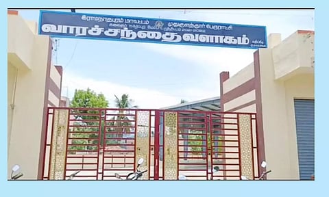 கட்டி முடிக்கப்பட்டு திறக்கப்படாமல் உள்ள வாரச்சந்தை வளாகம்.
