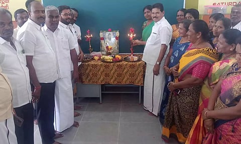 திறப்பு விழாவின் போது குத்துவிளக்கு ஏற்றப்பட்ட காட்சி.