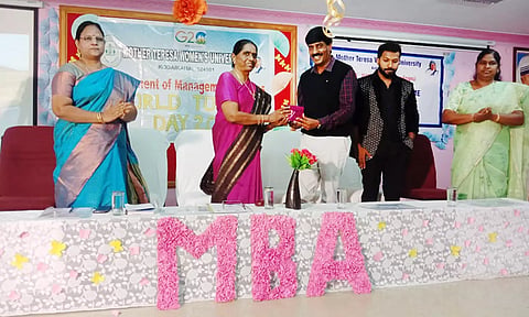கருத்தரங்கில் கலந்து கொண்டவர்களை படத்தில் காணலாம்.