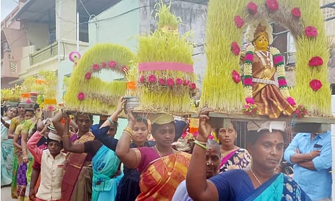 கோவில் திருவிழாவில் முைளப்பாரி எடுத்து ஊர்வலமாக வந்த பெண்கள்.
