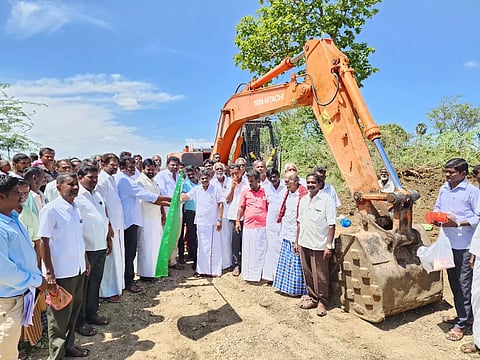பணிகளை சண்முகையா எம்.எல்.ஏ., ஒட்டப்பிடாரம் யூனியன் சேர்மன் ரமேஷ் ஆகியோர் கொடியசைத்து   தொடங்கி வைத்த காட்சி.