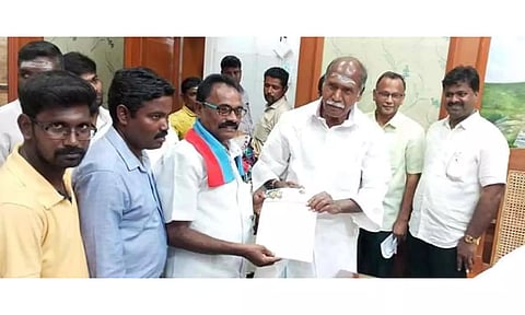 விடுதலை சிறுத்தைகள் கட்சியினர் முதல் அமைச்சர் ரங்கசாமியிடம் மனு அளித்த காட்சி.