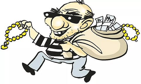ஓடும் பஸ்சில் நகை திருடும் கும்பலை பிடிக்க பஸ் நிலையங்களில் பெண் போலீசார் தீவிர கண்காணிப்பு