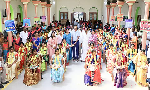 கர்ப்பிணி பெண்களுக்கு கலெக்டர் குமாரவேல் பாண்டியன் சீர்வரிசை பொருட்களை வழங்கிய காட்சி. அருகில் கார்த்திகேயன் எம்.எல்.ஏ., மேயர் சுஜாதா, துணை மேயர் சுனில்குமார்.