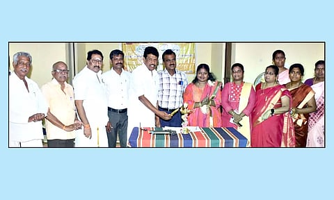 பயிற்சியை கவுன்சிலர் ஜெயராம் குத்துவிளக்கேற்றி தொடங்கி வைத்தார்.  அருகில் பெட்கிராட் நிர்வாக இயக்குனர் சுப்புராமன் உள்ளார்.
