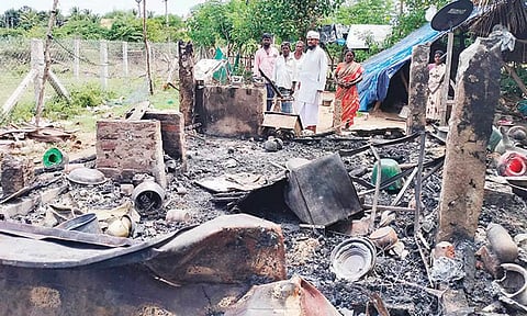 எரிந்து நாசமான கூரை வீடு.
