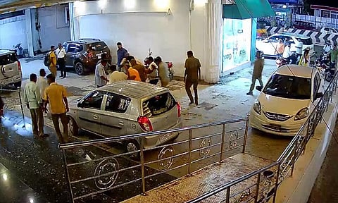 வேலூர் புதிய பஸ் நிலையம் அருகே தி.மு.க. கவுன்சிலர்கள்  மோதல்
