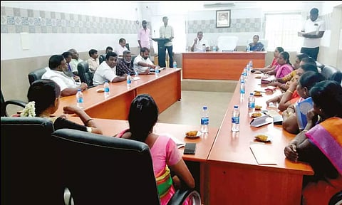 நகர்மன்ற கூட்டத்தில் பங்கேற்றவர்களை படத்தில் காணலாம்.&nbsp;