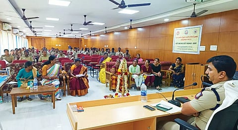 போலீஸ் நிலையங்களில் பெண்கள் புகார் அளிக்க வந்தால் உடனடியாக தீர்வு காண வேண்டும் - எஸ்.பி.பாலாஜி சரவணன் உத்தரவு