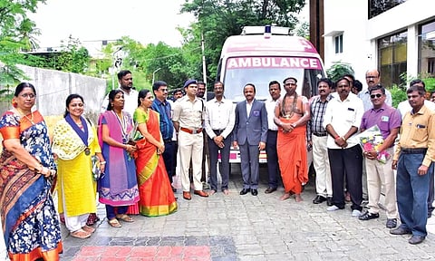 ஆம்புலன்ஸ் வாகனத்தை சிவப்பிரகாச சத்தியஞான தேசிக பரமாச்சாரிய சுவாமிகள் கொடியசைத்து தொடங்கி வைத்தார்.&nbsp;