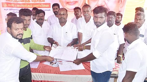 பூத் கமிட்டி உறுப்பினர் விண்ணப்பப்படிவங்களை முன்னாள் அமைச்சர் ஆர்.பி.உதயகுமார் வழங்கினார்.அருகில் பேரவை துணைச்சேயலாளர் வெற்றிவேல் உள்ளிட்ட பலர் உள்ளனர்