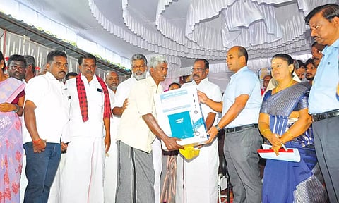 பயளானிகளுக்கு நலத்திட்ட உதவிகளை கலெக்டர் தீபக்ஜேக்கப் வழங்கினார்.

