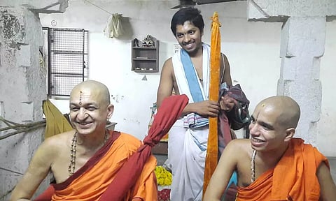 காஞ்சிபுரம் வியாசராஜ மடத்திற்கு உடுப்பி பலிமாரு மடத்தின் பீடாதிபதிகள் வருகை- பக்தர்களுக்கு ஆசி வழங்கினார்கள்