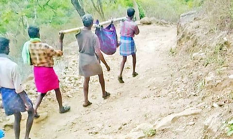சிகிச்சைக்காக ெதாழிலாளியை ெதாட்டில் கட்டி தூக்கிச்சென்ற காட்சி.