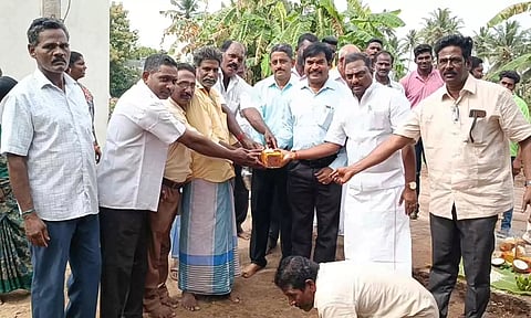 &nbsp;சாலை அமைக்கும் பணியை அங்காளன் எம்.எல்.ஏ. தொடங்கி வைத்த காட்சி.