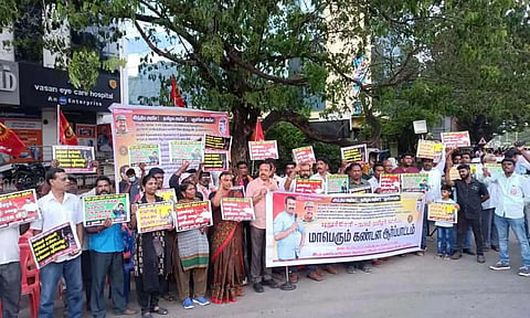 புதுவை என்.ஆர்.காங்கிரஸ் - பா.ஜனதா கூட்டணி அரசினை கண்டித்தும் ஆர்ப்பாட்டம் நடந்த காட்சி.