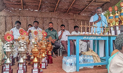 வெற்றி பெற்றவர்களுக்கு பரிசு கோப்பை வழங்கப்பட்டது.