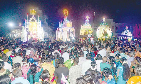தேர்பவனி நடந்தது.
