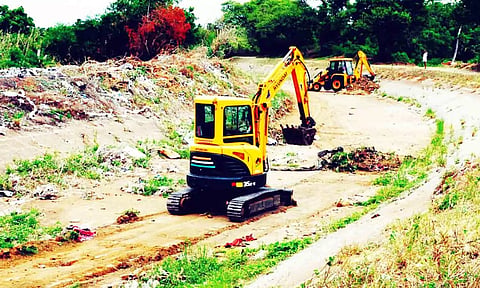 கிருஷ்ணாபுரம் பகுதியில் அமராவதி பிரதான கால்வாயில் தூர்வாரும் பணிகள் நடைபெற்ற போது எடுத்த படம்.