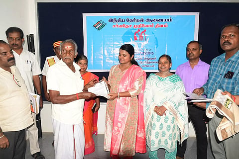 மூத்த வாக்காளருக்கு  பாராட்டு சான்றிதழ்