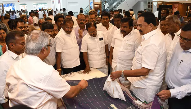 அமைச்சர்கள் கே.என்.நேரு, எம்.ஆர்.காந்தி ஆகியோர் சேலம் கோ-ஆப்டெக்ஸ் தங்கம் பட்டு மாளிகை நவீனப்படுத்தப்பட்ட கட்டிடத்தை திறந்து வைத்து புதிய ரக சேலைகளை பார்வையிட்ட காட்சி. அருகில் கலெக்டர் கார்மேகம், மேயர் ராமச்சந்திரன், எஸ்.ஆர்.பார்த்திபன் எம்.பி., எம்.எல்.ஏ.,க்கள் ராேஜந்திரன், அருள் உள்பட பலர் உள்ளனர்.