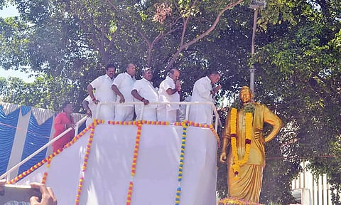 காமராஜர் சிலைக்கு முதல்-அமைச்சர் ரங்கசாமி மாலை அணிவித்து மரியாதை செய்த காட்சி.&nbsp;