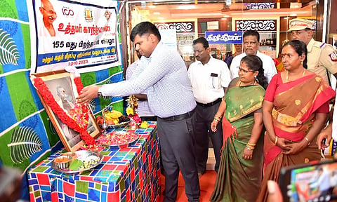 மகாத்மா காந்தி உருவப்படத்திற்கு கலெக்டர் கார்த்திகேயன்   மாலை அணிவித்து மரியாதை செலுத்திய போது எடுத்தபடம்.