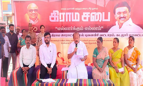 கூட்டத்தில் வேளாண்மை துறை அமைச்சர் எம்.ஆர்.கே. பன்னீர்செல்வம் பேசினார் அருகில் கலெக்டர் அருண் தம்புராஜ் உள்ளார்.