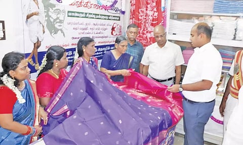 கதர் சிறப்பு விற்பனை தொடங்கி வைத்து பார்வையிடும் கலெக்டர் தீபக்ஜேக்கப். 
