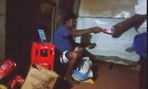 புதுக்கோடாங்கிபட்டியில் நேற்று இரவு மது விற்பனையில் ஈடுபட்ட நபர்.
