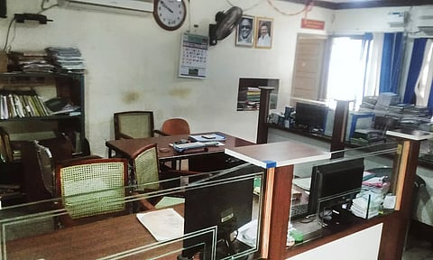பணியாளர்கள் போராட்டத்தால் வெறிச்சோடி கிடக்கும் அலுவலகம்.