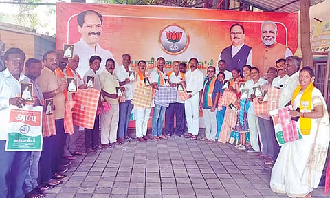 லாஸ்பேட்டை தொகுதி பா.ஜனதா நிர்வாகிகளுக்கு கதர் ஆடைகளை முன்னாள் மாநில தலைவர் சாமிநாதன் வழங்கிய காட்சி.