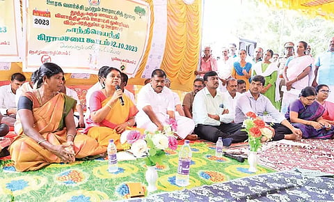வில்வமரத்துப்பட்டி ஊராட்சியில் நடந்த கிராம சபை கூட்டத்தில் அமைச்சர் கீதாஜீவன், மார்க்கண்டேயன்  எம்.எல்.ஏ. பங்கேற்ற போது எடுத்த படம்.