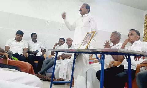 அ.தி.மு.க. பூத் கமிட்டி கூட்டம் நடைபெற்ற காட்சி.&nbsp;