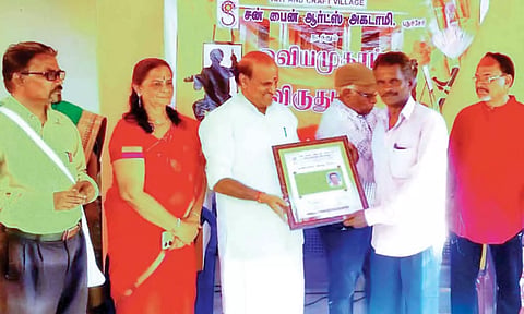 பூரணாங்குப்பம் ஓவியர் விநாயகத்துக்கு ஓவிய ரத்னா விருதை  அமைச்சர் லட்சுமி நாராயணன் வழங்கிய காட்சி.
