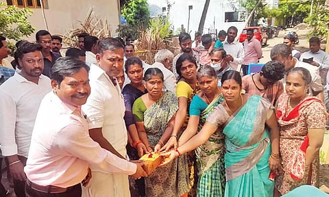 &nbsp;அரசூர் பகுதியில் சாலை அமைக்கும் பணியை அமைச்சர் சாய்.ஜெ.சரவணன்குமார்  பூமி பூஜை செய்து தொடங்கி வைத்த காட்சி.