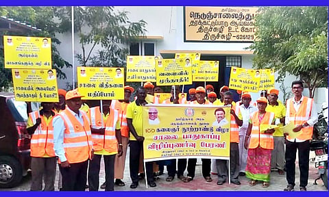 சாலை பாதுகாப்பு விழிப்புணர்வு பேரணி நடைபெற்றபோது எடுத்த படம்.
